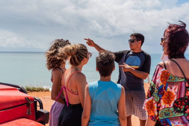 turistas ouvindo guia turístico na praia - off road vehicle audio - fotografias e filmes do acervo
