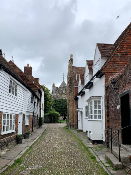 vista de la calle oeste en rye east sussex. iglesia de santa maría en centeno. - tudor style house residential structure cottage fotografías e imágenes de stock