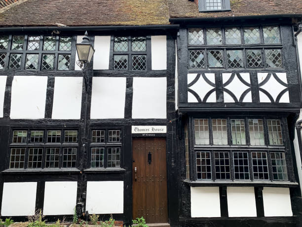 vista de la calle oeste en rye east sussex encantador lugar medieval en el casco antiguo pintoresca campiña - tudor style house residential structure cottage fotografías e imágenes de stock