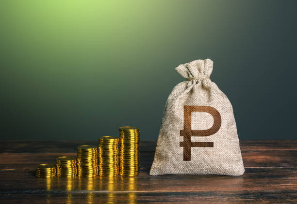 Russian ruble money bag and increasing stacks of coins. Rise in profits, budget fees. Investments. Raise incomes, increase salaries. Financial success. Economic growth, GDP. Savings and accumulation. bolsa de dinero de rublo ruso y pilas crecientes de monedas. aumento de las ganancias, tarifas presupuestarias. inversiones. aumentar los ingresos, aumentar los salarios. Éxito financiero. crecimiento económico, pib. ahorro y acumulación.
