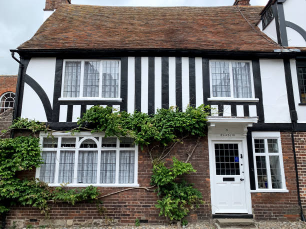 antigua cabaña tudor con vista a la calle watchbell en rye east sussex - tudor style house residential structure cottage fotografías e imágenes de stock