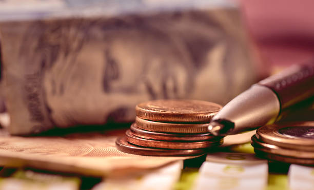 실제 통화, 브라질 돈. 브라질 리얼 지폐와 동전은 계산기 위에 있고 구성에서 깨진 펜이 있습니다. 매크로 사진. 브라질 경제, 부채 및 인플레이션의 개념. - economic activity 뉴스 사진 이미지