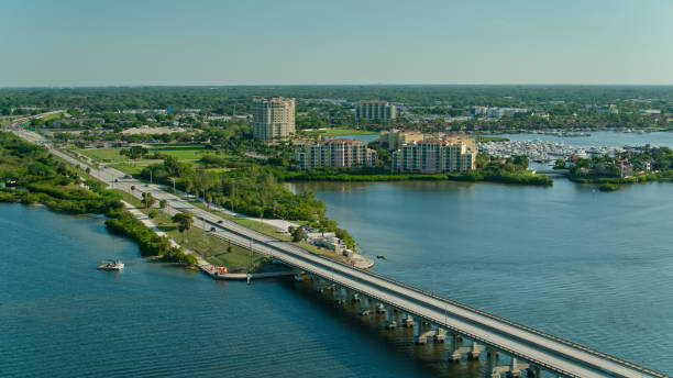 luftaufnahme der manatee river bridge zwischen palmetto und bradenton, florida - palmetto stock-fotos und bilder