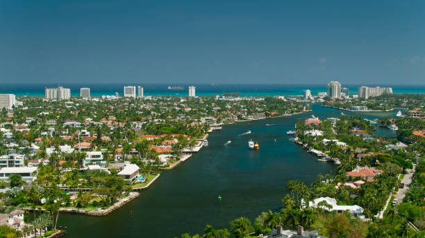 drohnenaufnahme von las olas isles und rio vista in fort lauderdale - fort lauderdale aerial view city florida stock-fotos und bilder