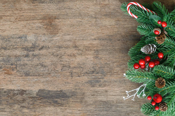 古い木のテクスチャは、クリスマスのテーマコンセプトで松の葉、松のコーン、ヒイラギボールとキャンディー杖で飾ります。トップビューフラットの木製の背景は、クリスマスの壁紙のた� - christmas theme ストックフォトと画像