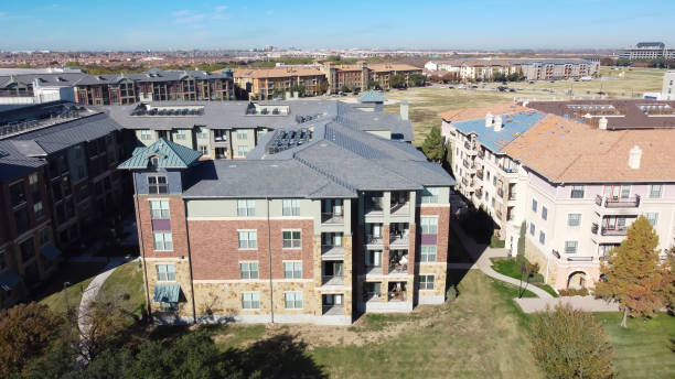 istock Aerial view multistory apartment building with concrete pathway sidewalk and colorful fall foliage in sunny autumn day near Dallas, Texas, America 1402203104