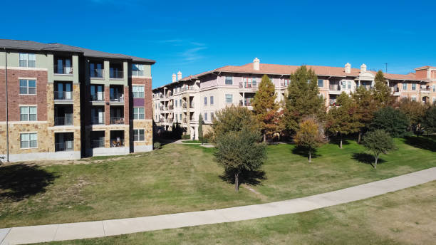 istock Aerial view multistory apartment building with concrete pathway sidewalk and colorful fall foliage in sunny autumn day near Dallas, Texas, America 1402203113