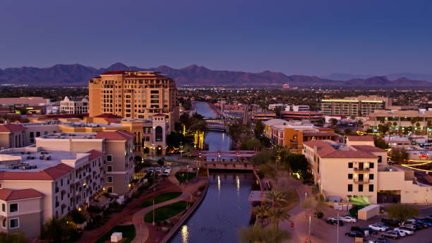 vue aérienne des centres commerciaux et du canal de l’arizona dans le centre-ville de scottsdale, arizona - southwest usa architecture building exterior scottsdale photos et images de collection