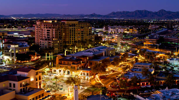 vue aérienne de la vieille ville de scottsdale, arizona au crépuscule - southwest usa architecture building exterior scottsdale photos et images de collection