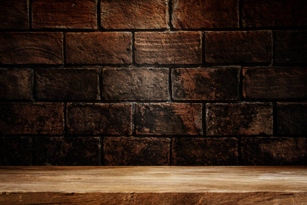 광고를위한 벽돌 어두운 배경 개념이있는 나무 테이블. - hard liquor color image photography brewery 뉴스 사진 이미지
