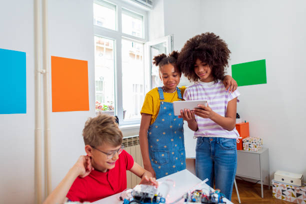 istock Kids programming electric toys  at robotics classroom 1402217538