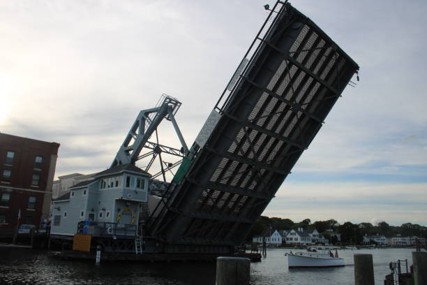 mystic connecticut 100 jahre alte zugbrücke - mystic connecticut nobody new england stock-fotos und bilder