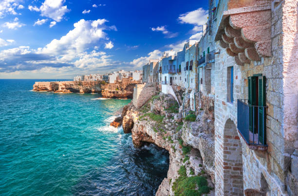 ポリニャーノ・ア・マーレ、プーリア - アドリア海の海岸線、イタリアの旅行スポットライト - 岩屋 ストックフォトと画像