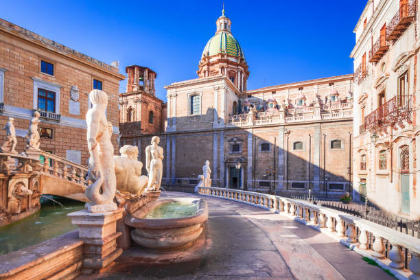 palermo, sicilia - hermoso viaje barroco a piazza pretoria, italia - palermo sicilia fotografías e imágenes de stock