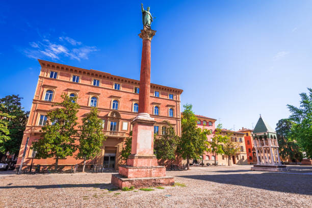 bolonia, italia - famosa ciudad roja de la región de emilia-romaña - plaza san domenico fotografías e imágenes de stock