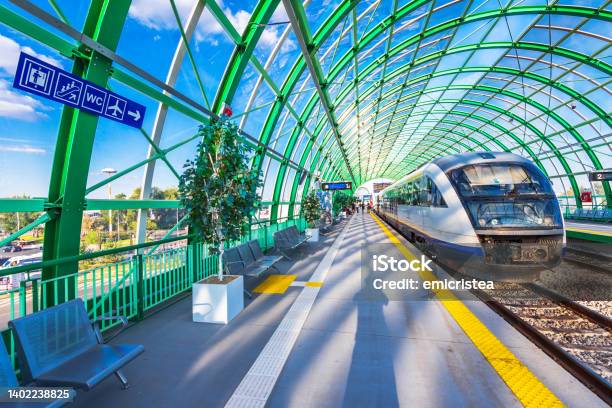 ブカレスト, ルーマニア - アンリ・コアンダ空港駅 - ストックフォト・写真素材...