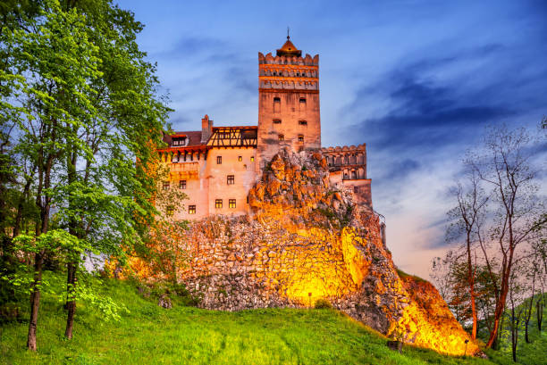 castello di bran in transilvania - fortezza leggendaria di dracula, viaggio romania - crusca foto e immagini stock
