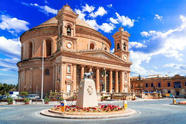 cathedral of mosta, rotunda dome - malta travel spotlight. - maltese eilanden stockfoto's en -beelden