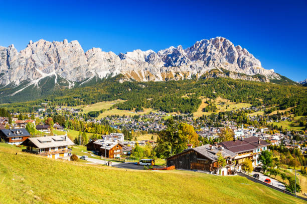 cortina d'ampezzo, italien - sextner dolomiten, alpen in südtirol - alp village meadow field stock-fotos und bilder