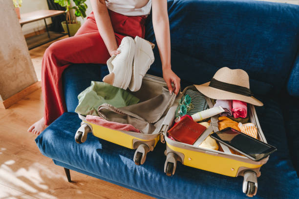 linda jovem segurando pacote de papel artesanal em branco - carry on luggage - fotografias e filmes do acervo