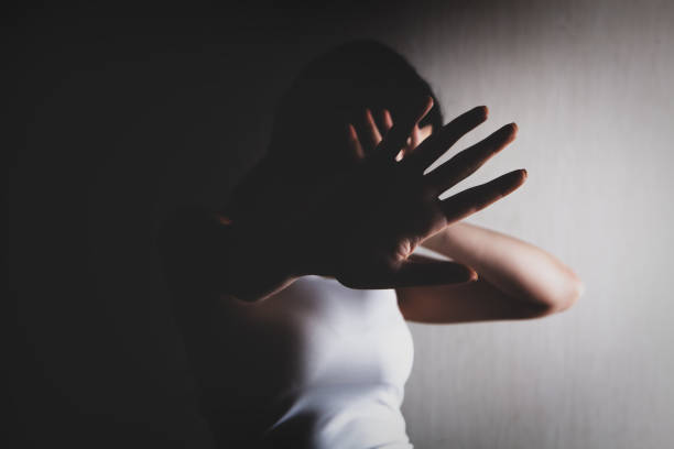 zbliżenie obrazu kobiety wyciągniętej ręki i pokazano znak stop strony - przemoc domowa zdjęcia i obrazy z banku zdjęć