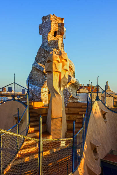 барселона каса мила (ла педрера) дымоходы. - la pedrera стоковые фото и изображения