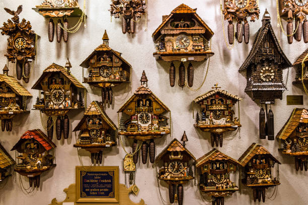 horloge. horloges à coucou vintage en boutique, bavière, munich, allemagne - cuckoo clock clock german culture antique photos et images de collection