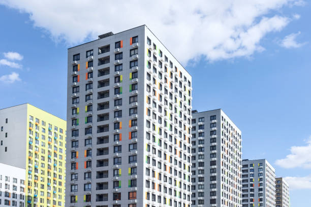 Nuevo y moderno distrito de edificios de apartamentos residenciales en un cielo azul nublado - foto de stock