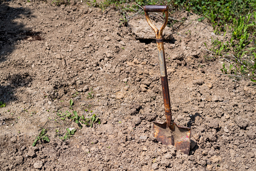 A shovel that pierces the ground