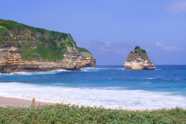la belleza del paisaje de la playa de lombok - twelve apostles sea rocks fotos fotografías e imágenes de stock
