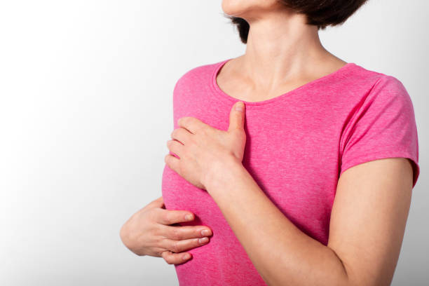 femme de race blanche d’âge moyen faisant un auto-examen des seins - différence dâge photos et images de collection