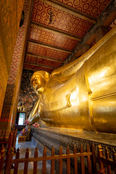 statue de bouddha couché à wat pho, un célèbre complexe de temples bouddhistes à bangkok, thaïlande - wat pho photos et images de collection
