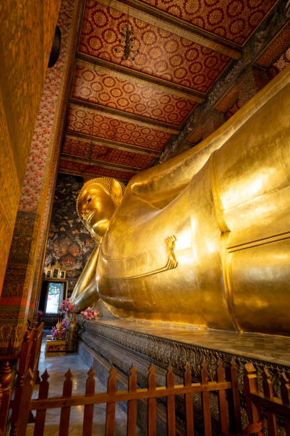 statua di buddha sdraiato a wat pho, un famoso complesso di templi buddisti a bangkok, in thailandia - wat pho foto e immagini stock