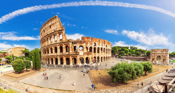 o coliseu e o arco de constantino nas proximidades, belo panorama, roma, itália - gladiator rome italy sunlight - fotografias e filmes do acervo