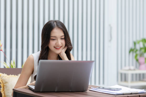 Entrepreneur beautiful business asian young woman wear casual work online with laptop at home.Freelance woman working online sale marketing,Shopping online at home.Small Business Startup concept emprendedora hermosa joven asiática de negocios usa trabajo casual en línea con computadora portátil en casa. mujer independiente que trabaja en marketing de venta en línea, compras en línea en casa. concepto de inicio de pequeña empresa