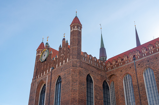 Fachada de la antigua iglesia Bazylika Mariacka en el casco antiguo de Gdansk Polonia photo