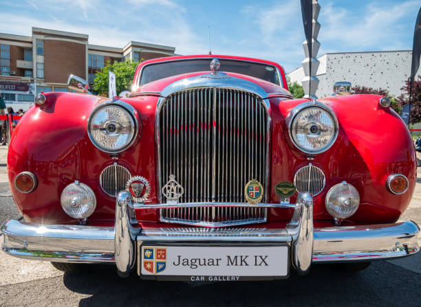 ви�д спереди с красным винтажным jaguar mk ix. - jaguar car vintage car collectors car personal land vehicle стоковые фото и изображения