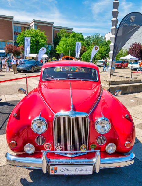 вид спереди с красным винатажем jaguar mk ix. - jaguar car vintage car collectors car personal land vehicle стоковые фото и изображения