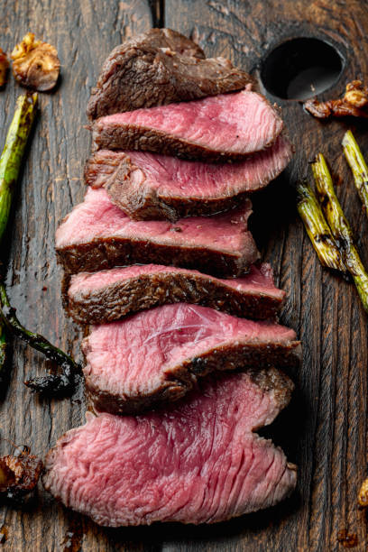 grilled fillet mignon beef steak, with onion and asparagus, on wooden serving board - 免翁牛柳 個照片及圖片檔