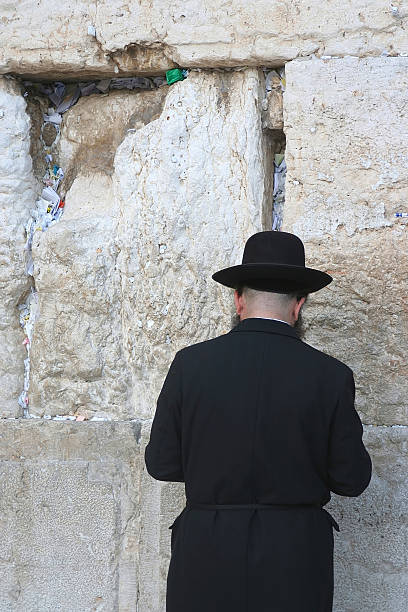 мужчины молиться на западной стене - jerusalem israel people omar стоковые фото и изображения
