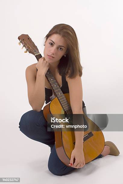 Chica Con Guitarra Y Peluquería En El Lateral Foto de stock y más banco de imágenes de Actuación - Representación - Actuación - Representación, Adulto, Adulto joven
