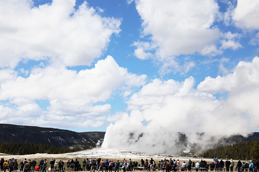 Old Faithful, This world-renowned geyser is a cone geyser in Yellowstone National Park in Wyoming, United States.This geothermal feature erupts approximately every 82 minutes and is a Famous geyser tourist attraction . About 4 million people visit the park annually to see its most famous geyser: Old Faithful. It is a sight to behold, shooting tens of thousands of litres of boiling water hundreds of feet into the air about 17 times a da