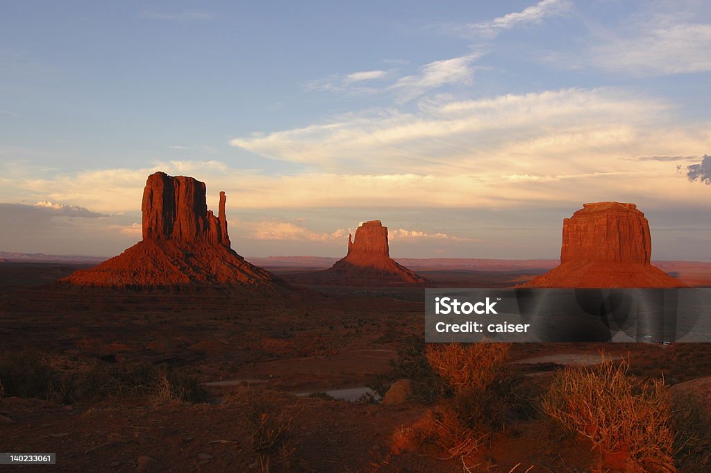 Atardecer en Monument Valley. - Foto de stock de Aire libre libre de derechos