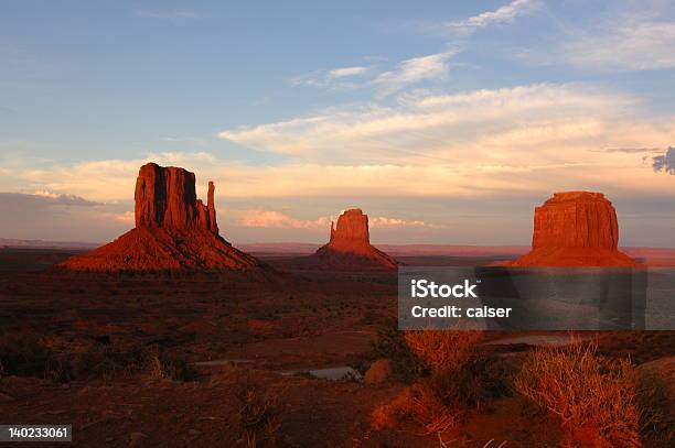 Atardecer En Monument Valley Foto de stock y más banco de imágenes de Aire libre - Aire libre, Arizona, EE.UU.