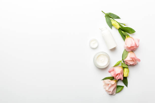 istock Composition with cosmetic products and beautiful roses on white background. Copy space, flat lay 1402330732