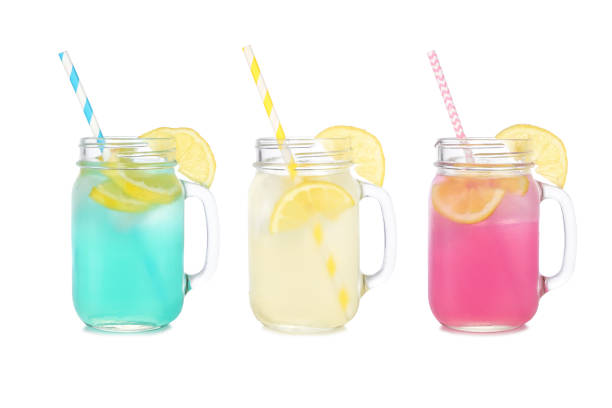красочные летние лимонадные напитки в бокалах mason jar, изолированных на белом - drinking straw striped isolated nobody стоковые фото и изображения