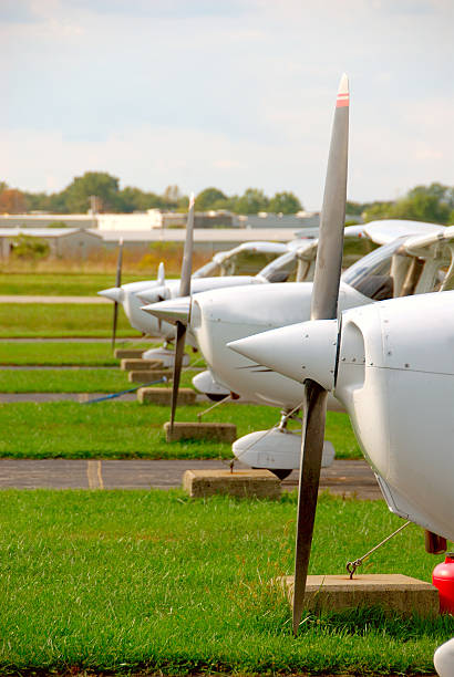 pequeno avião adereços - tiedown - fotografias e filmes do acervo