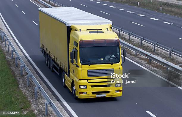 黄色のトラック - アスファルトのストックフォトや画像を多数ご用意 - アスファルト, トラック, トラック輸送
