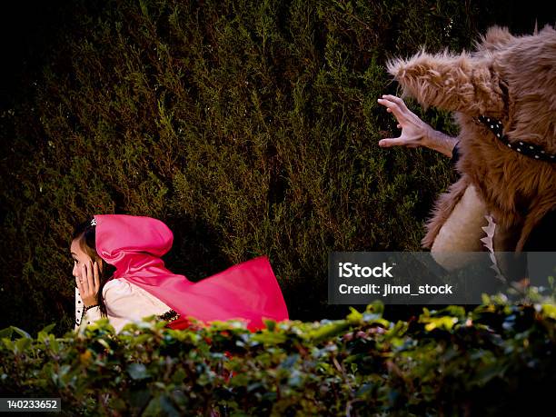 Capuz De Equitação Vermelho E Lobo - Fotografias de stock e mais imagens de Ao Ar Livre - Ao Ar Livre, Barcelona - Espanha, Cantiga de ninar