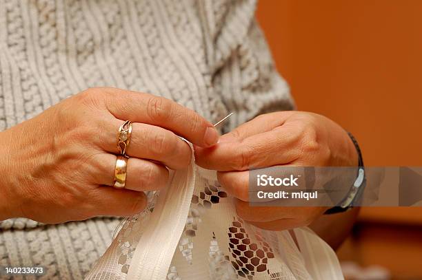 Photo libre de droit de Couture De Mains banque d'images et plus d'images libres de droit de Adulte - Adulte, Aiguille - Mercerie, Aiguille - Partie d'une plante